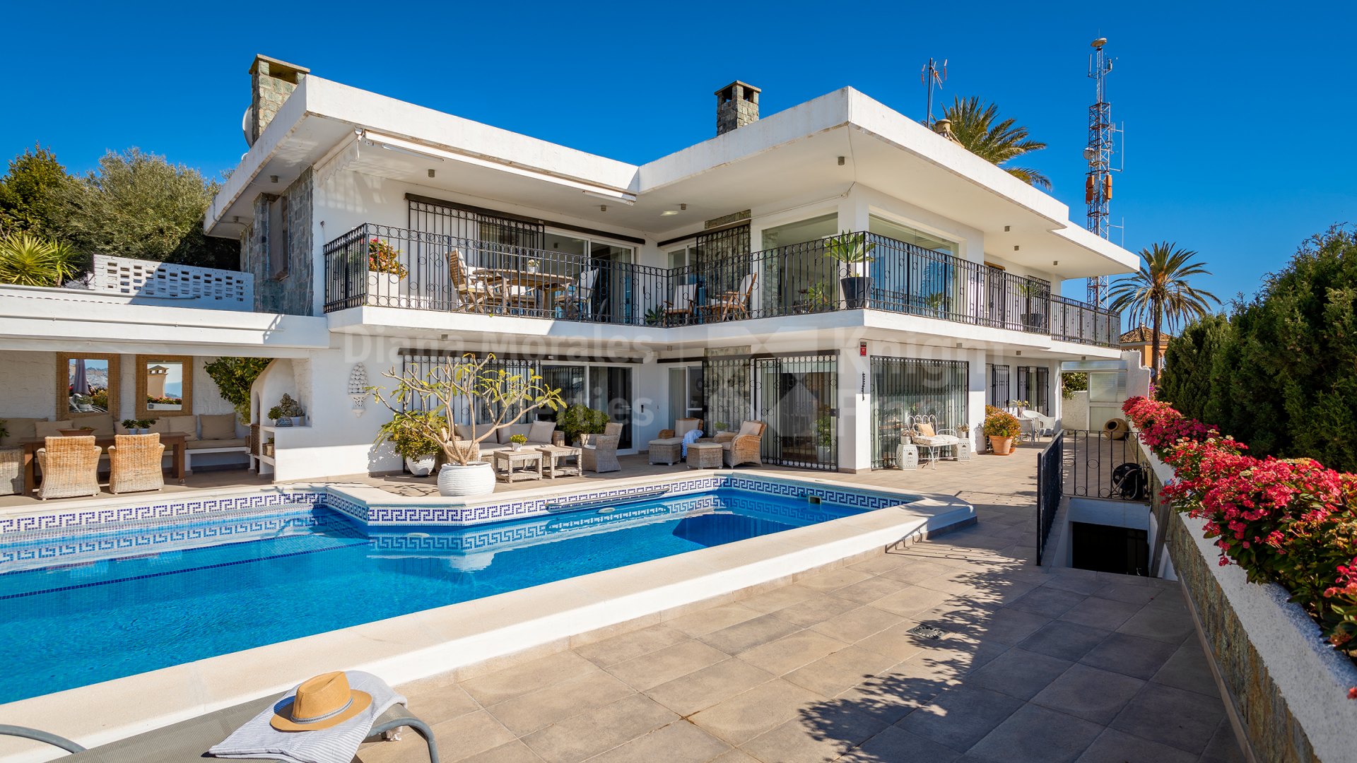 Villa with panoramic sea views in Nueva Andalucía