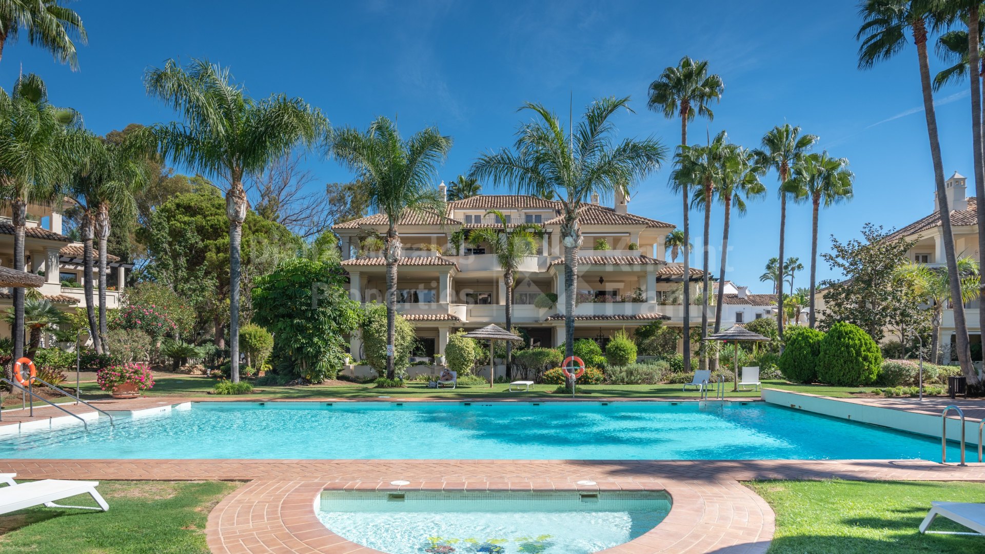 Las Alamandas, Luxury duplex penthouse in the heart of the Golf Valley