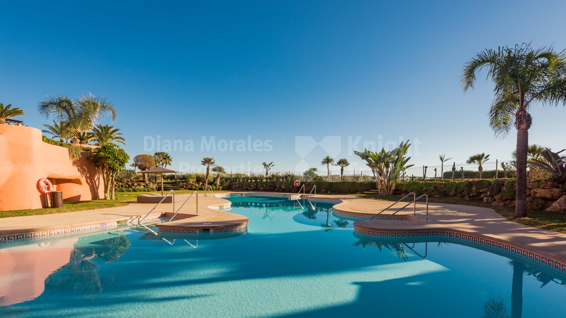 Los Monteros, Penthouse on two levels in an unbeatable location on the beach front