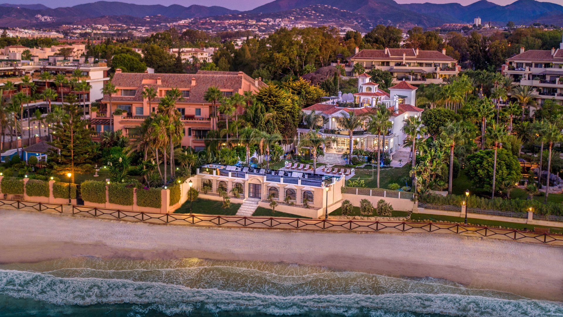 Elegante villa de lujo frente al mar en ubicación privilegiada