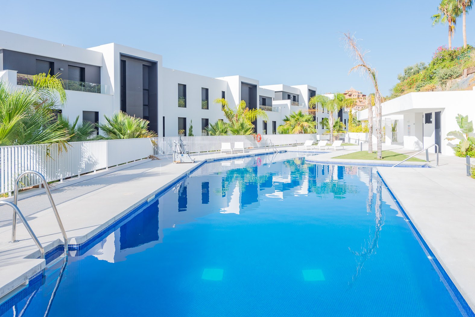 Appartement contemporain de 2 chambres avec vue sur la mer