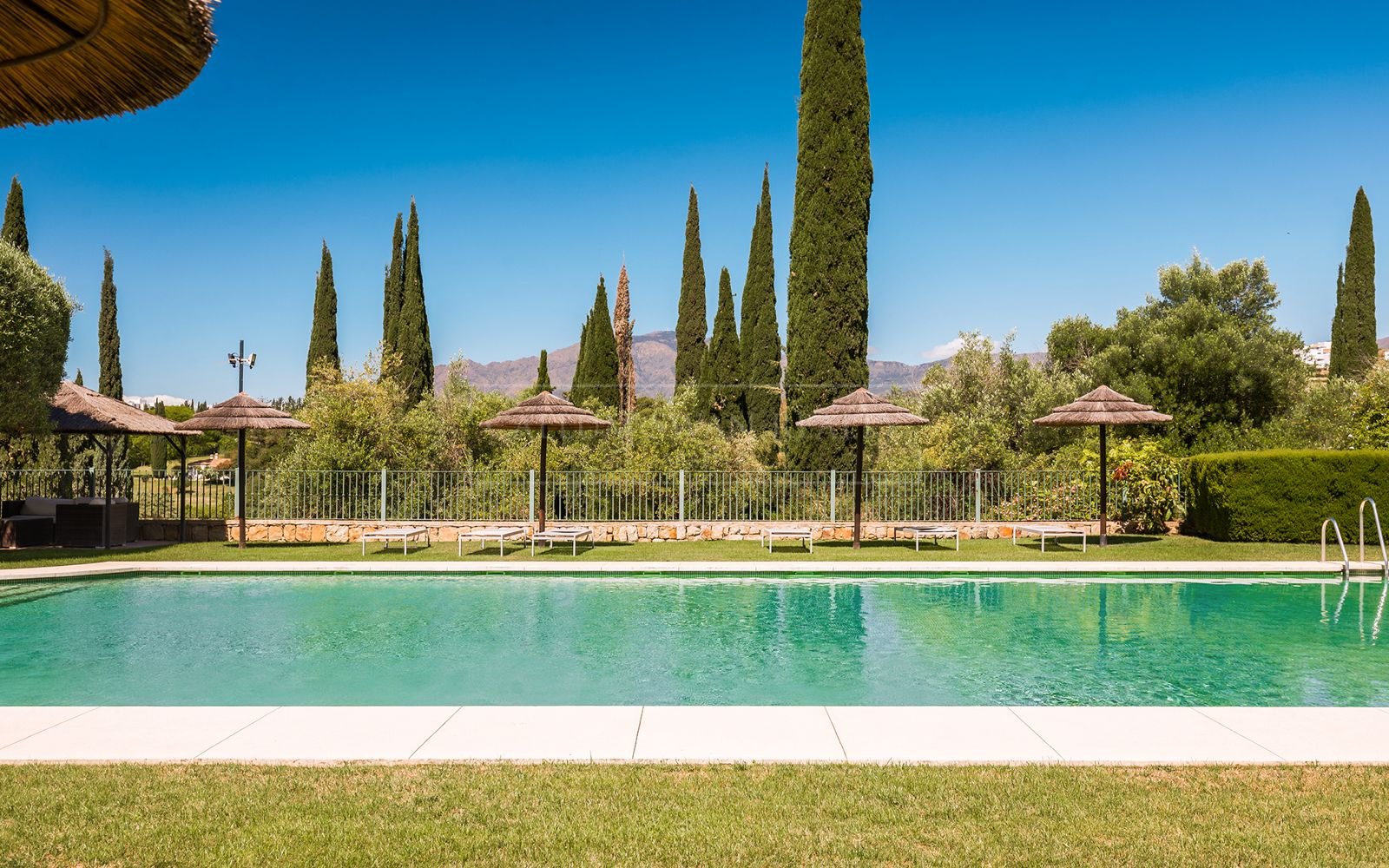 Elegante apartamento en planta baja con jardín, frente al campo de golf Los Flamingos