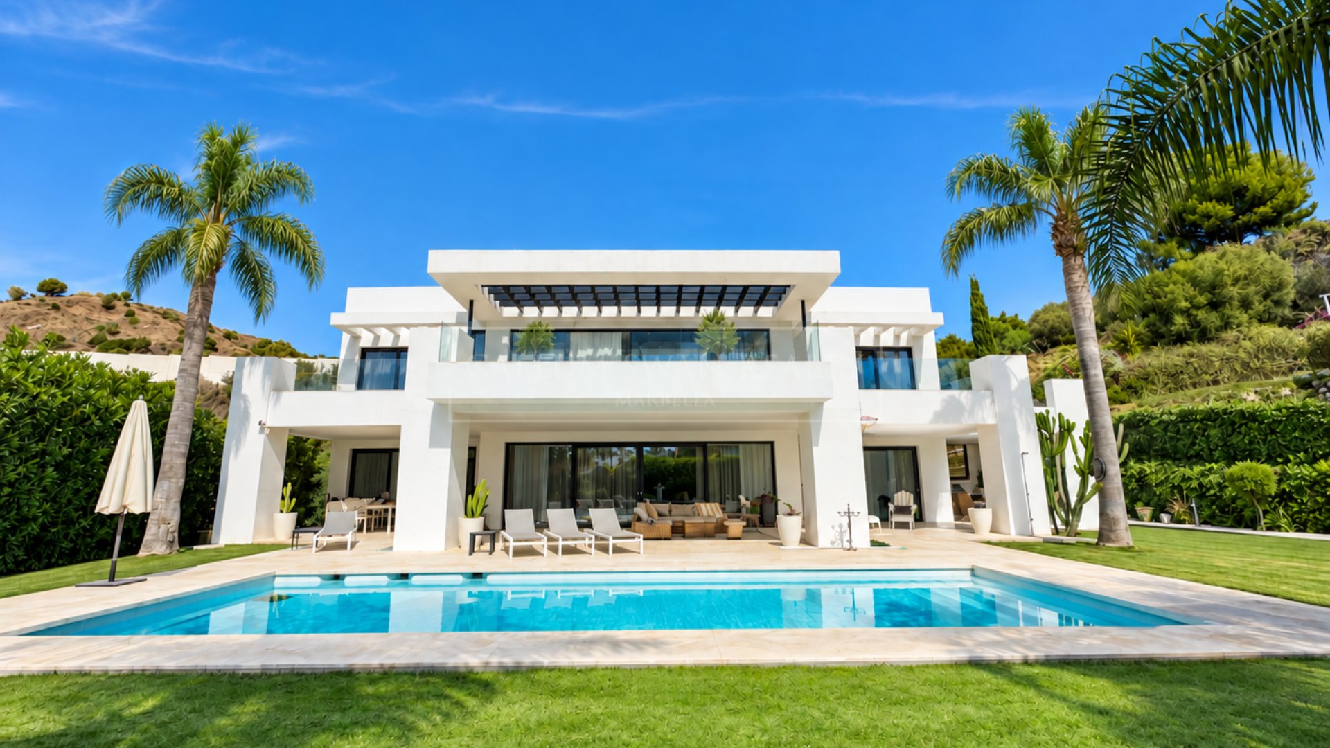Excellent Five-Bedroom Villa with Mountain Views in Los Olivos, Nueva Andalucía