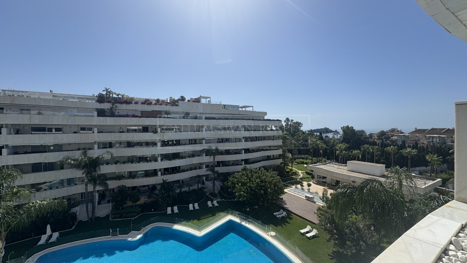 Beachside luxury apartment for short-term rental in Embrujo Banús
