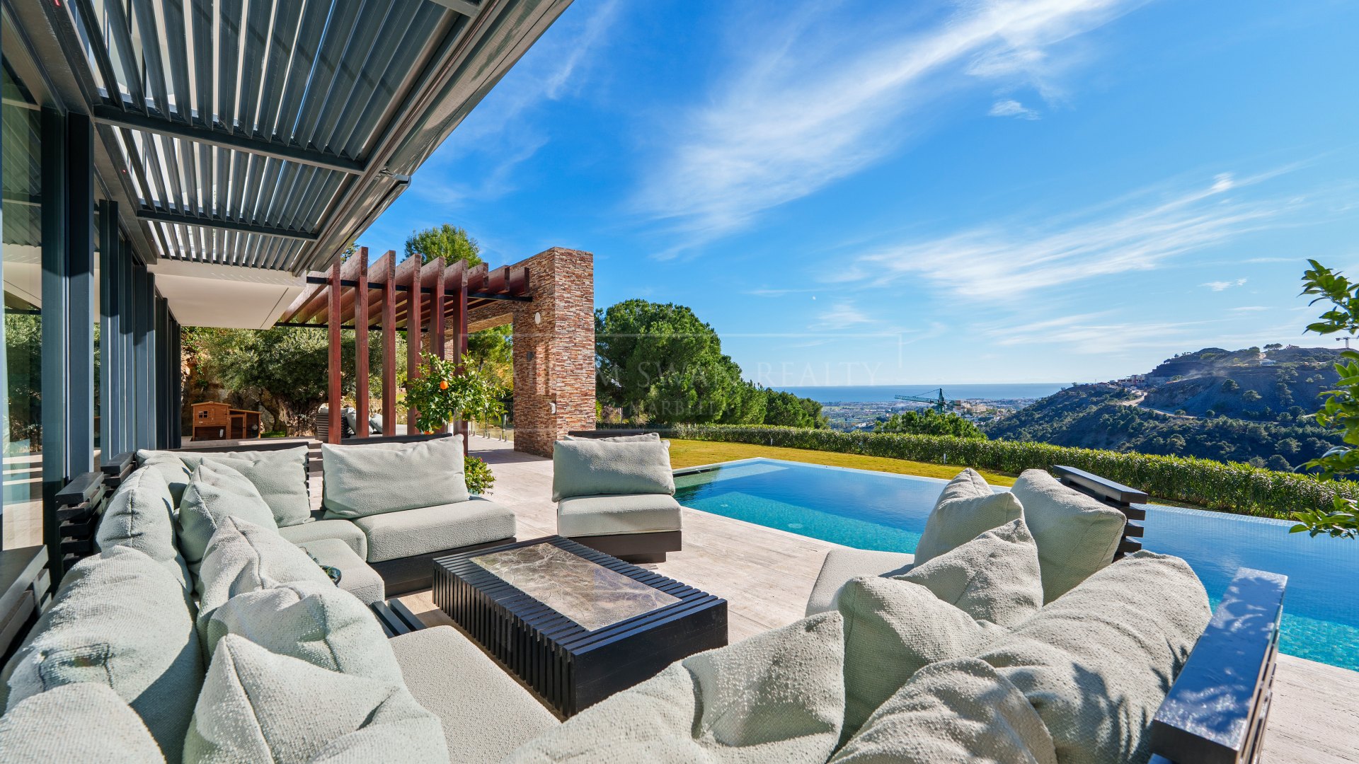 Villa de lujo en venta en El Madroñal, Benahavís con vistas panorámicas al mar y a la montaña