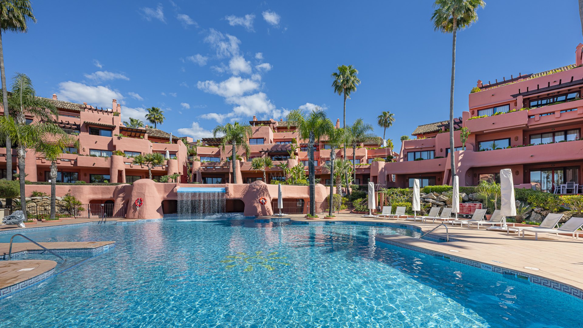 Apartamento Renovado de Tres Dormitorios Frente a la Playa en Cabo Bermejo Cerca de Estepona