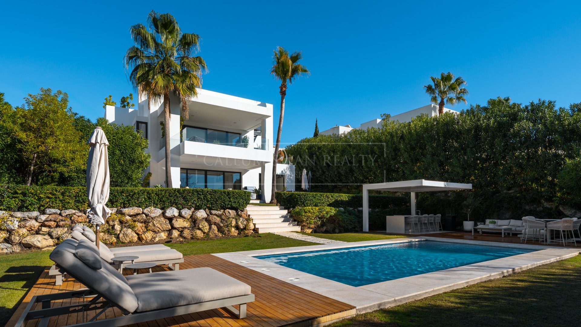 Contemporary Villa for Sale in Nueva Andalucía near Puerto Banús and Golf Valley