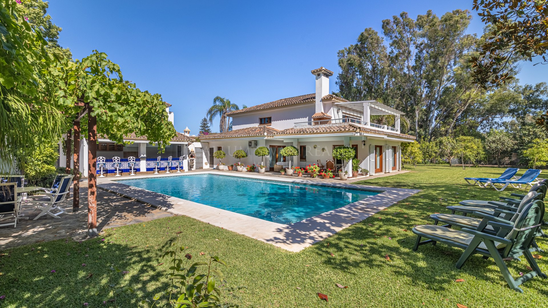 Villa de cinco dormitorios en venta junto a la playa en Cancelada, Nueva Milla de Oro