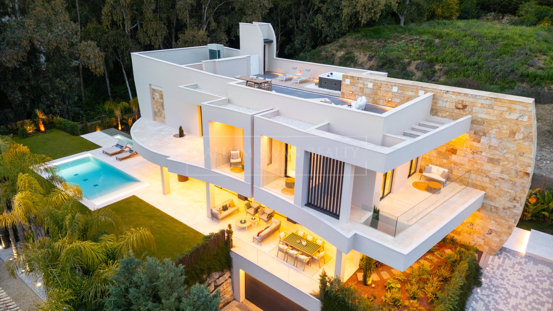 Villa neuve de cinq chambres à La Cerquilla, Nueva Andalucía, proche des terrains de golf et de Puerto Banús