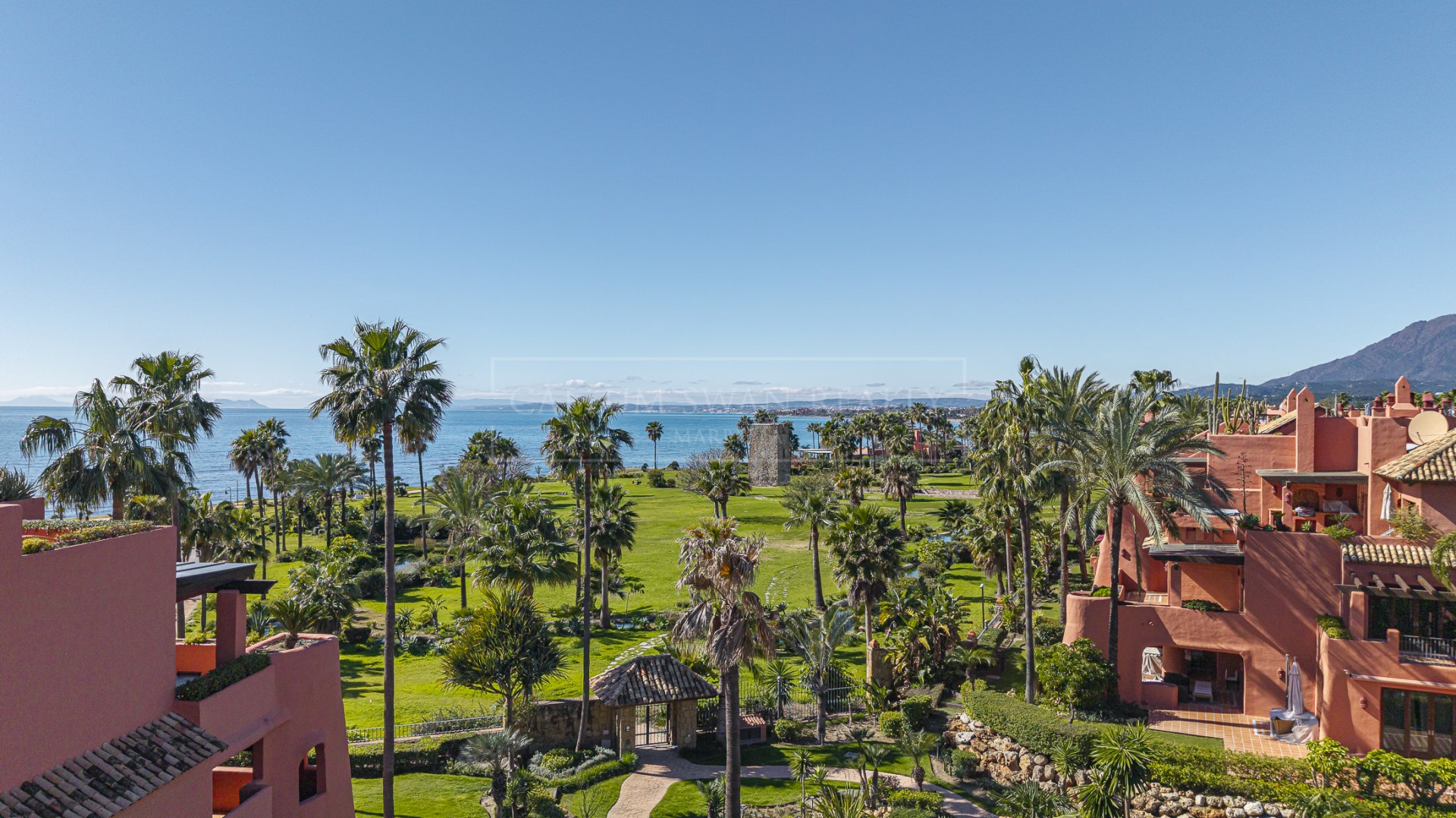 Penthouse duplex en première ligne de plage avec vue sur la mer à Torre Bermeja, Estepona