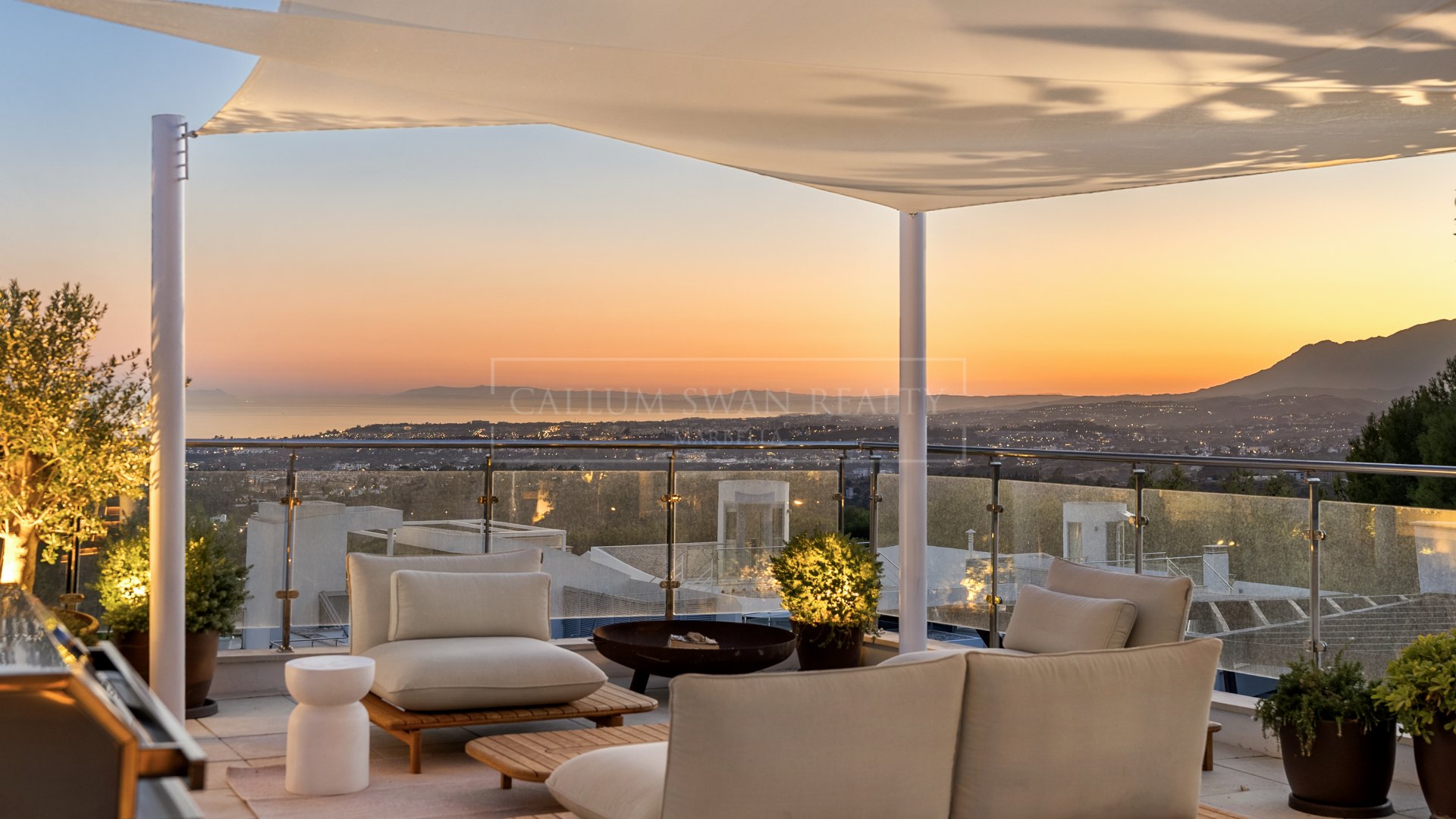 Casa adosada de tres dormitorios en venta en Sierra Blanca, Milla de Oro de Marbella con vistas al mar