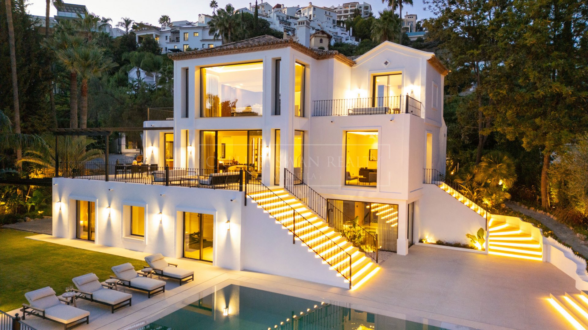 Villa en primera línea de golf con vistas al mar en venta en Los Arqueros, Benahavís