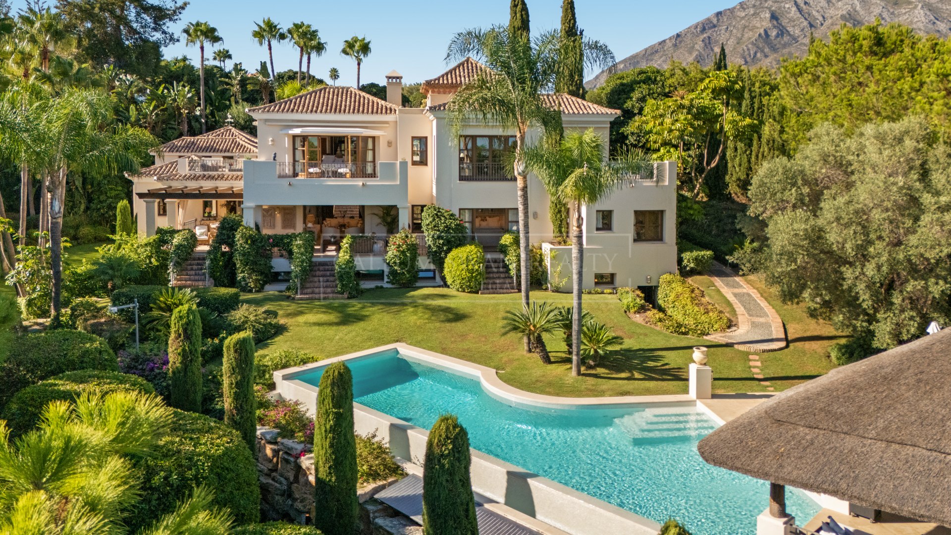 Elegante villa de estilo andaluz en venta en Las Lomas del Marbella Club, Milla de Oro