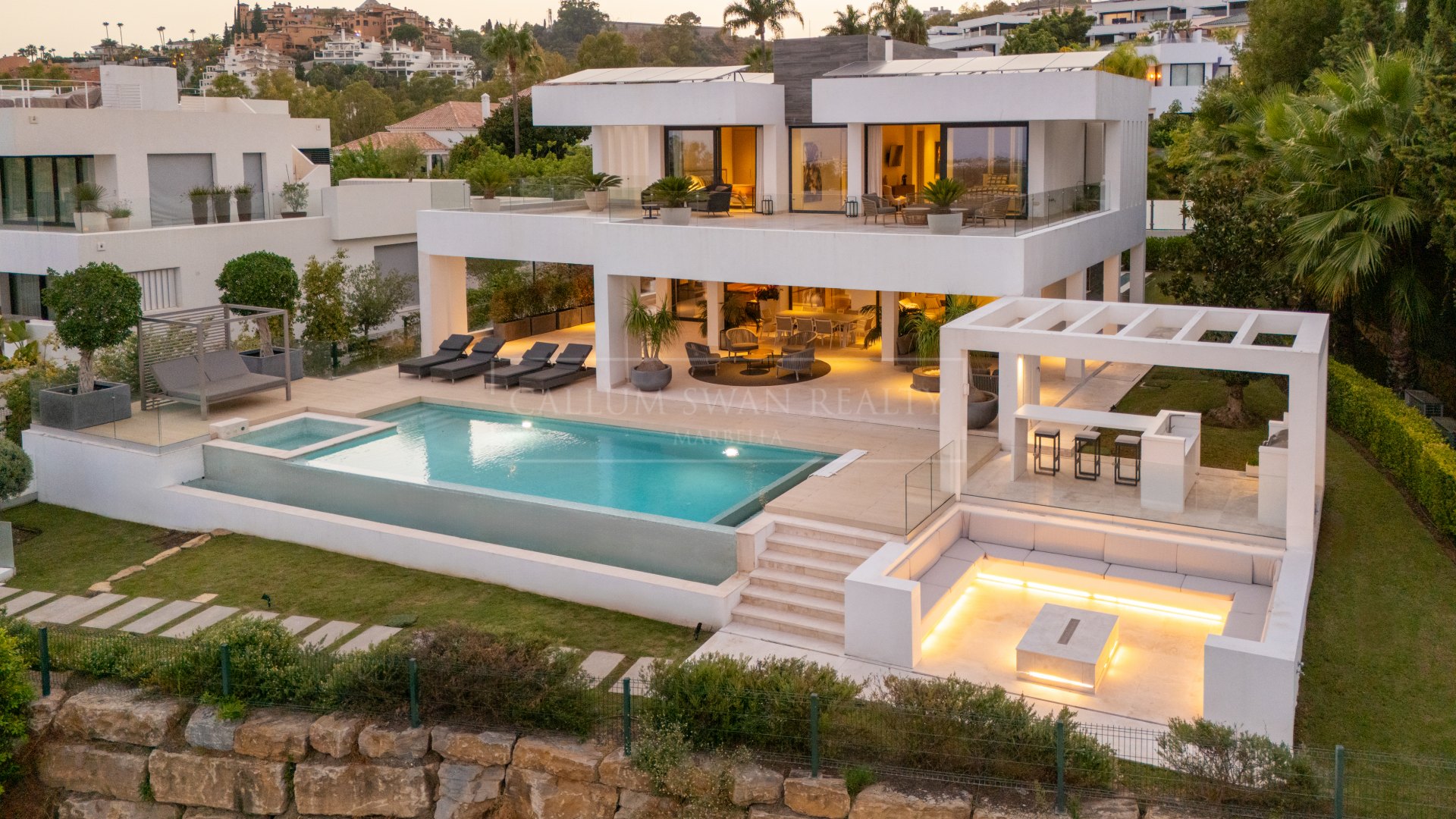 Modern Frontline Golf Villa for Sale in Nueva Andalucía, Marbella