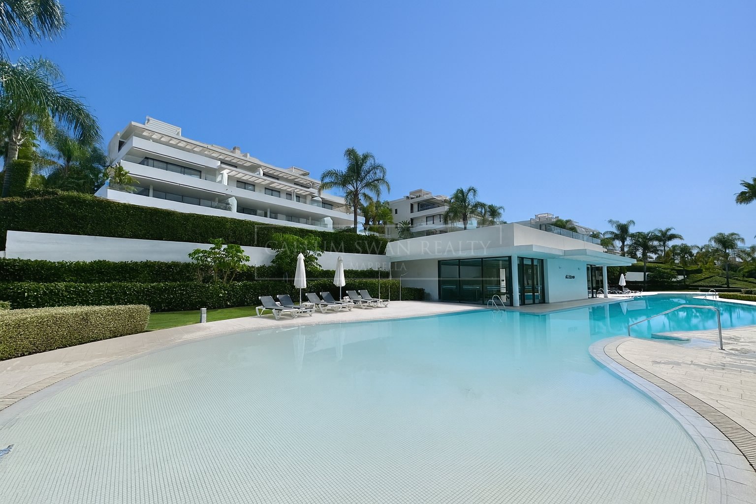 Duplex contemporain de luxe à vendre, à quelques pas du terrain de golf