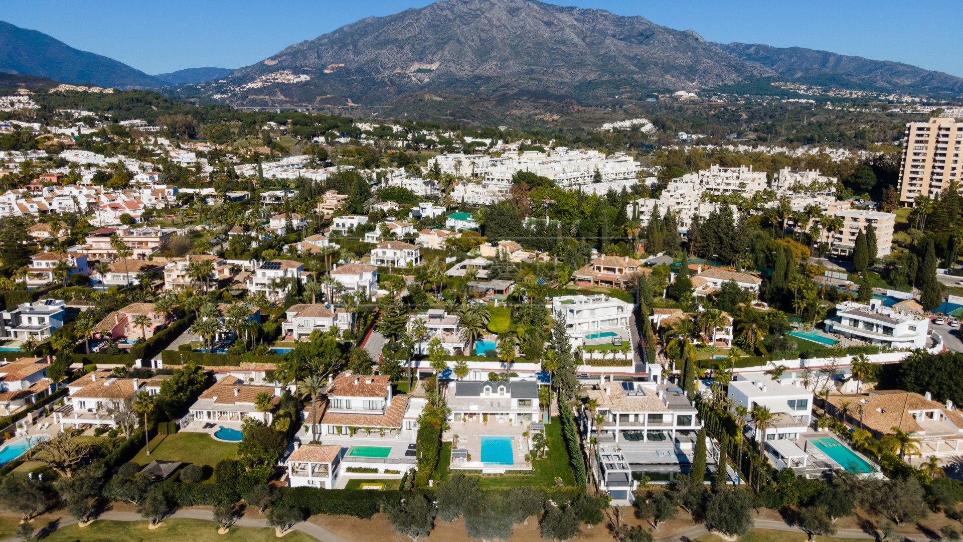 Villa en venta en Parcelas del Golf, Nueva Andalucia