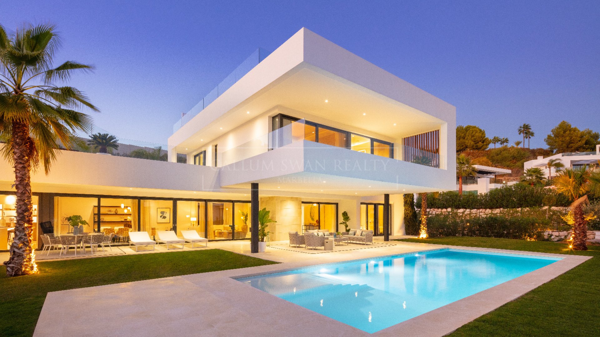 New modern home in gated complex of Nueva Andalucia