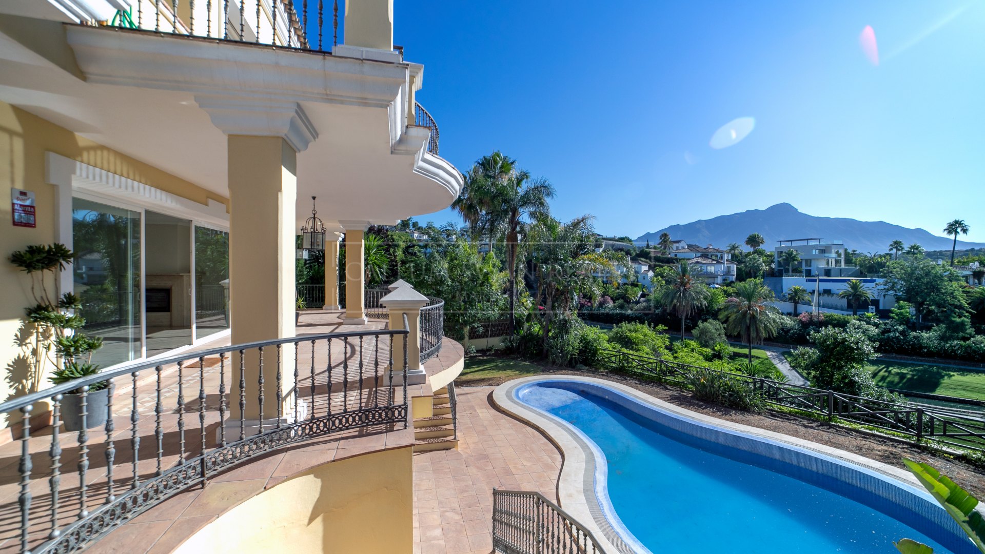 Classic villa in a gated community frontline to La Quinta Golf