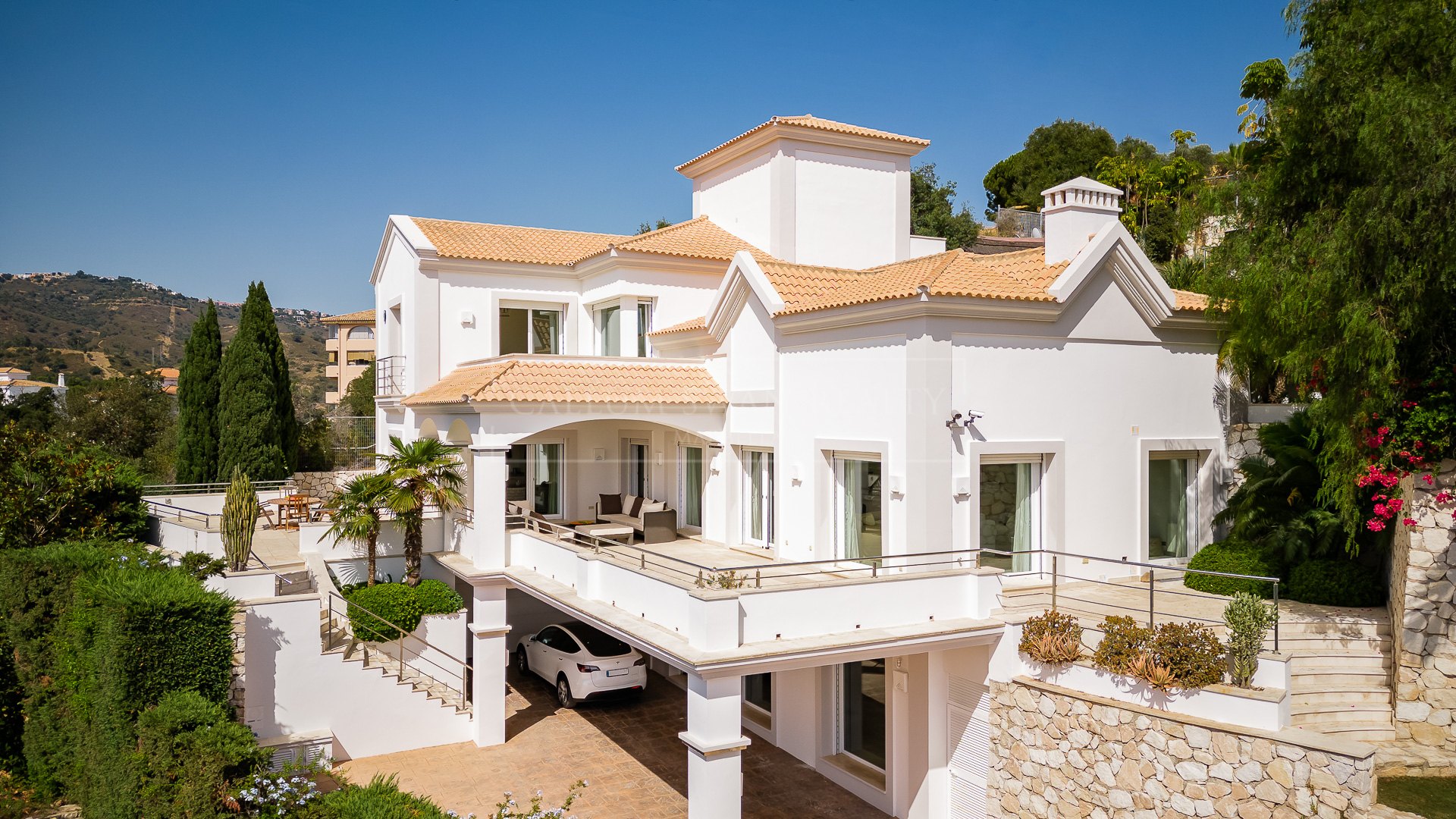 Stunning villa for sale in Elviria with sea views