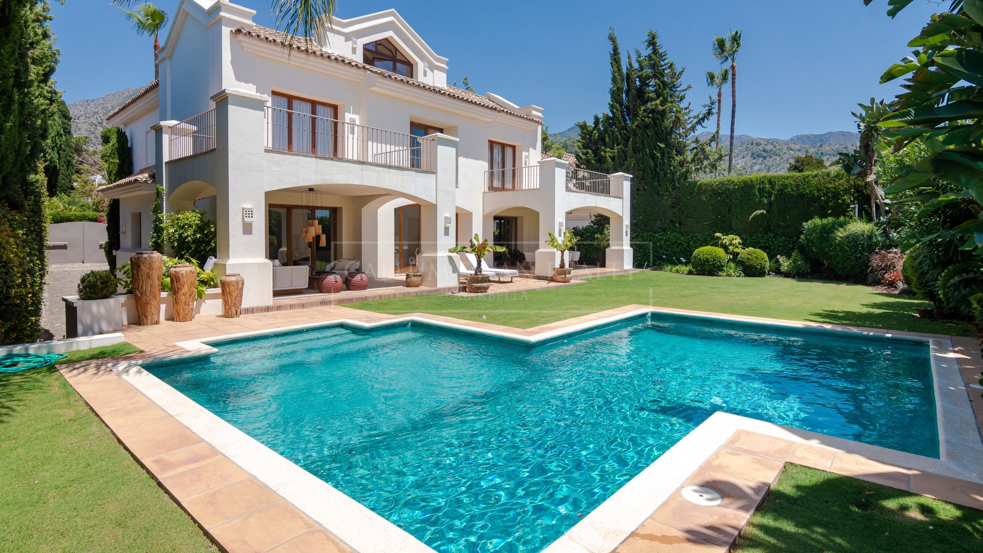 Lovely family villa with Andalusian charm in Balcones de Sierra Blanca