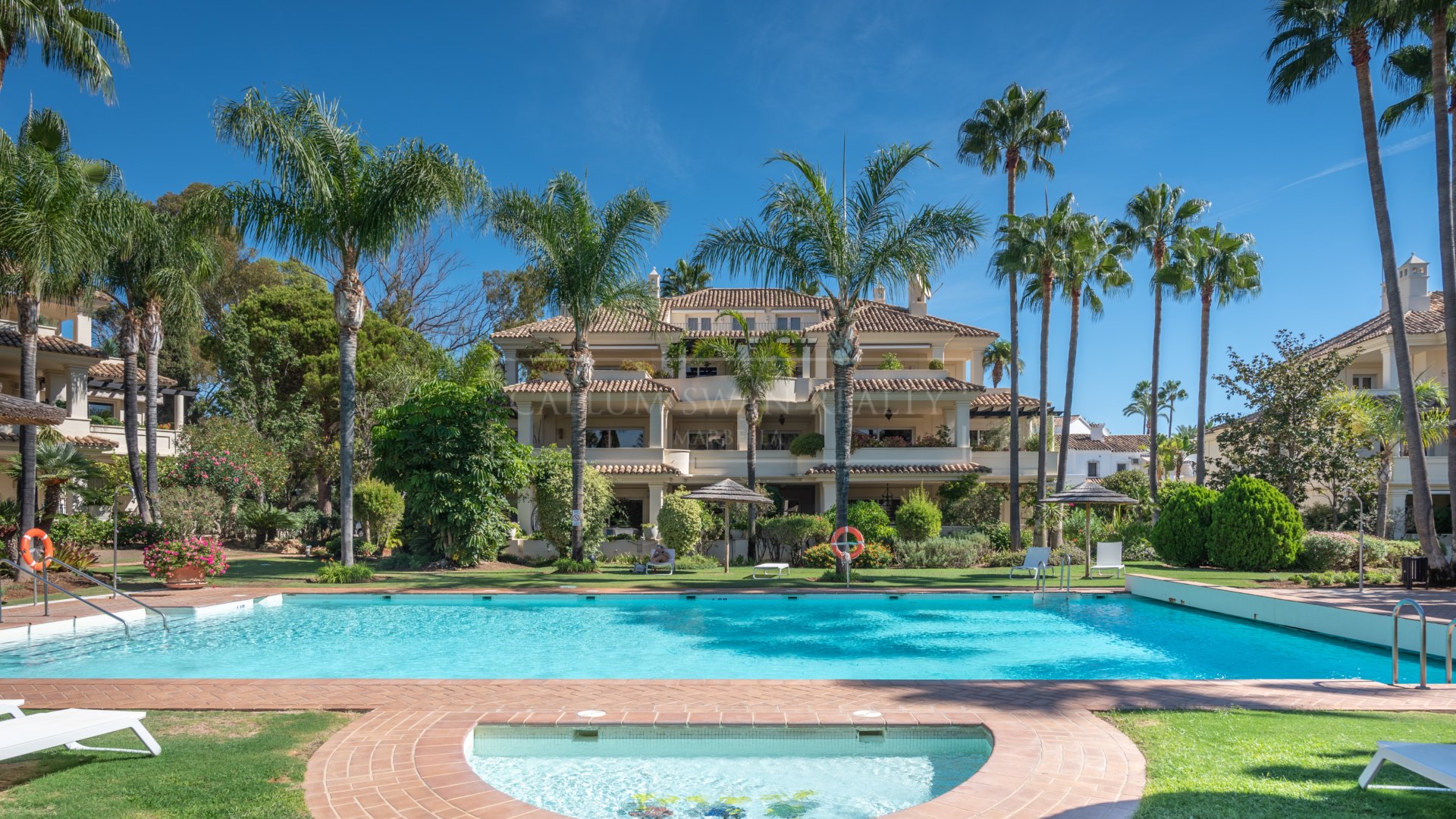 Duplex-penthouse dans la communauté fermée de Las Alamandas, Nueva Andalucia