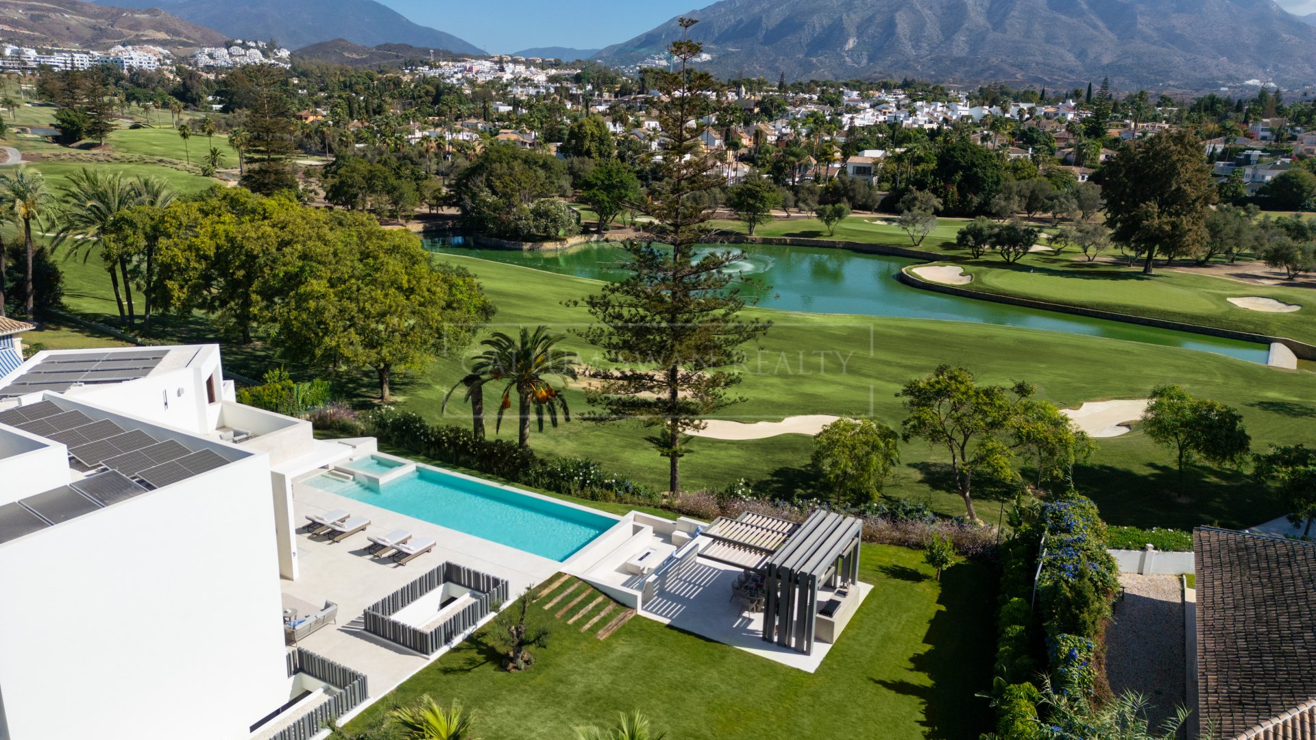 Villa en primera línea de golf en Las Brisas con vistas al golf y a la montaña