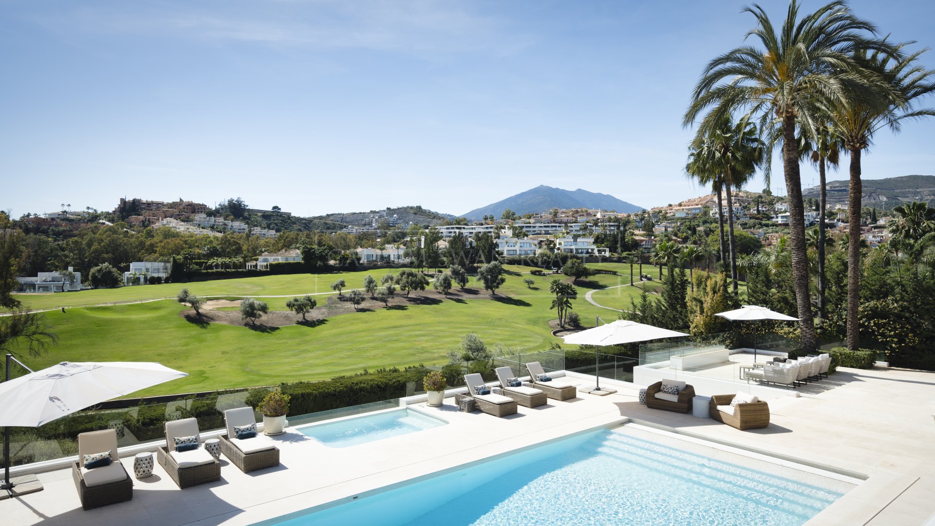 Villa en primera línea de golf en Los Naranjos Golf con vistas al golf