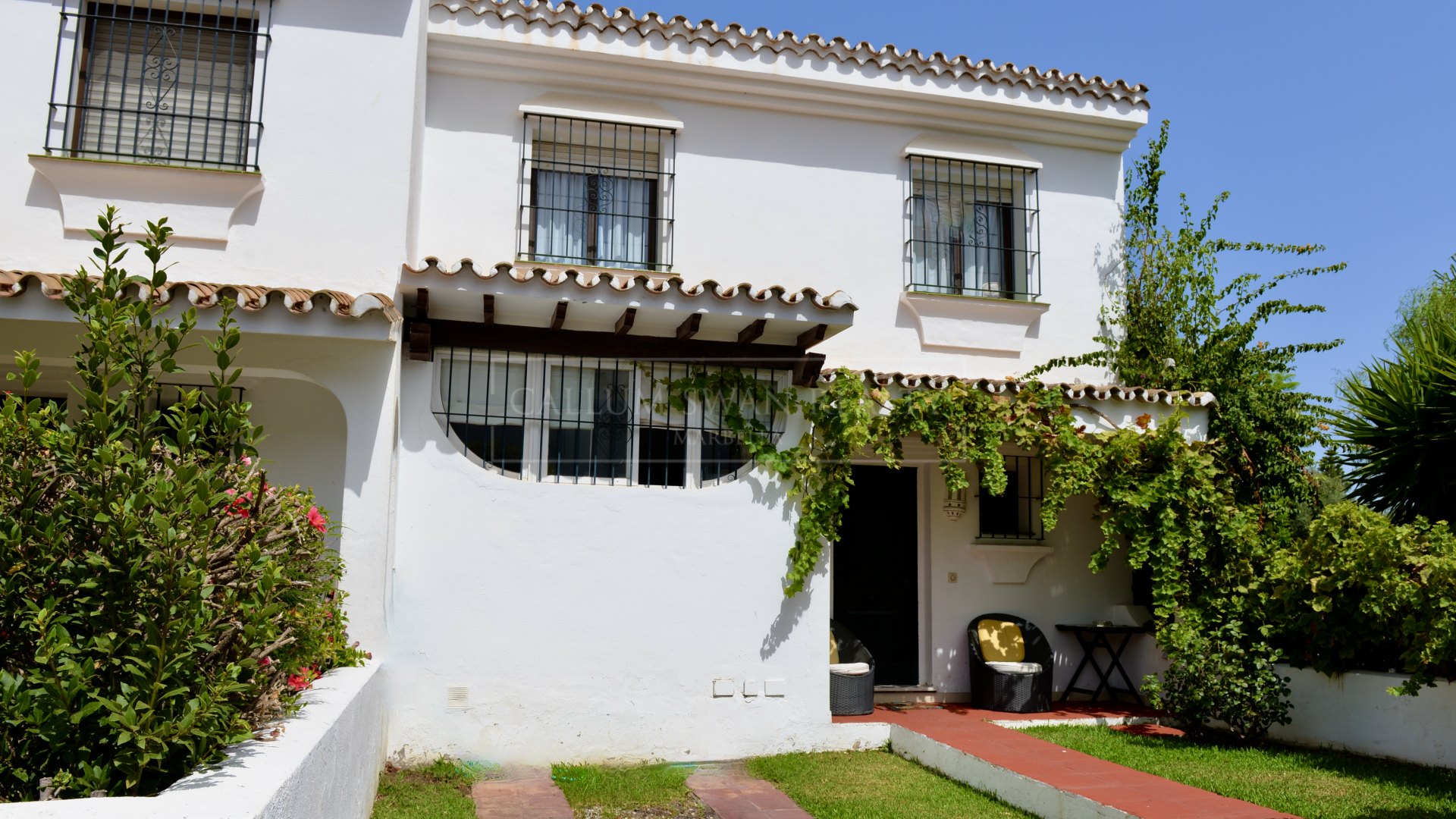 Semi-detached house in a gated community walking distance to the beach