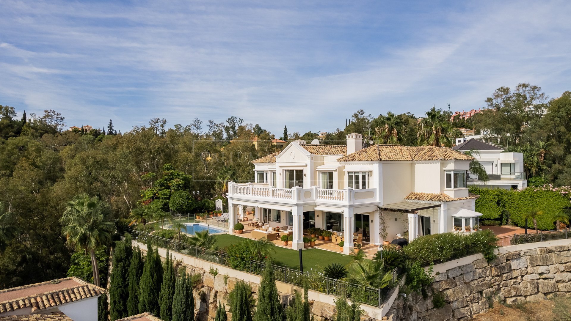Una villa de lujo de estilo clásico con impresionantes vistas en El Herrojo