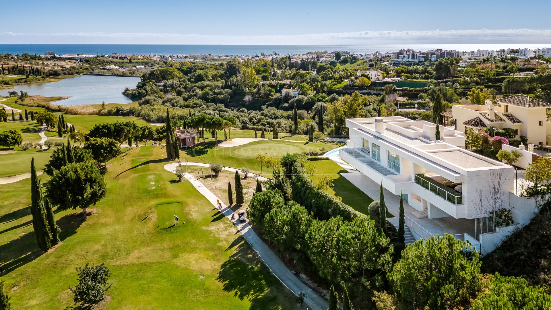 Villa en primera línea de golf en Los Flamingos con vistas panorámicas al mar