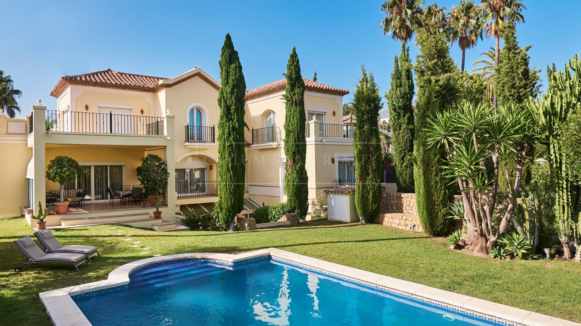 Elegante Villa en Las Brisas con Encanto Clásico Andaluz