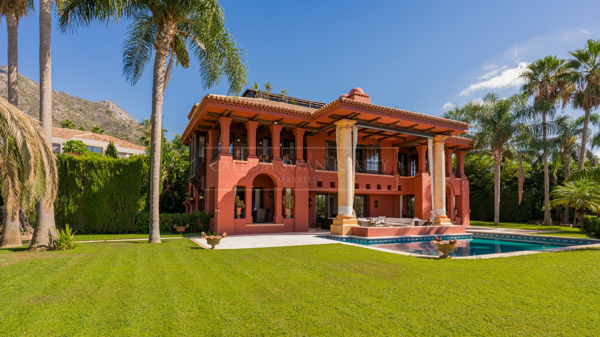 Exquisite mansion with breathtaking views in Sierra Blanca