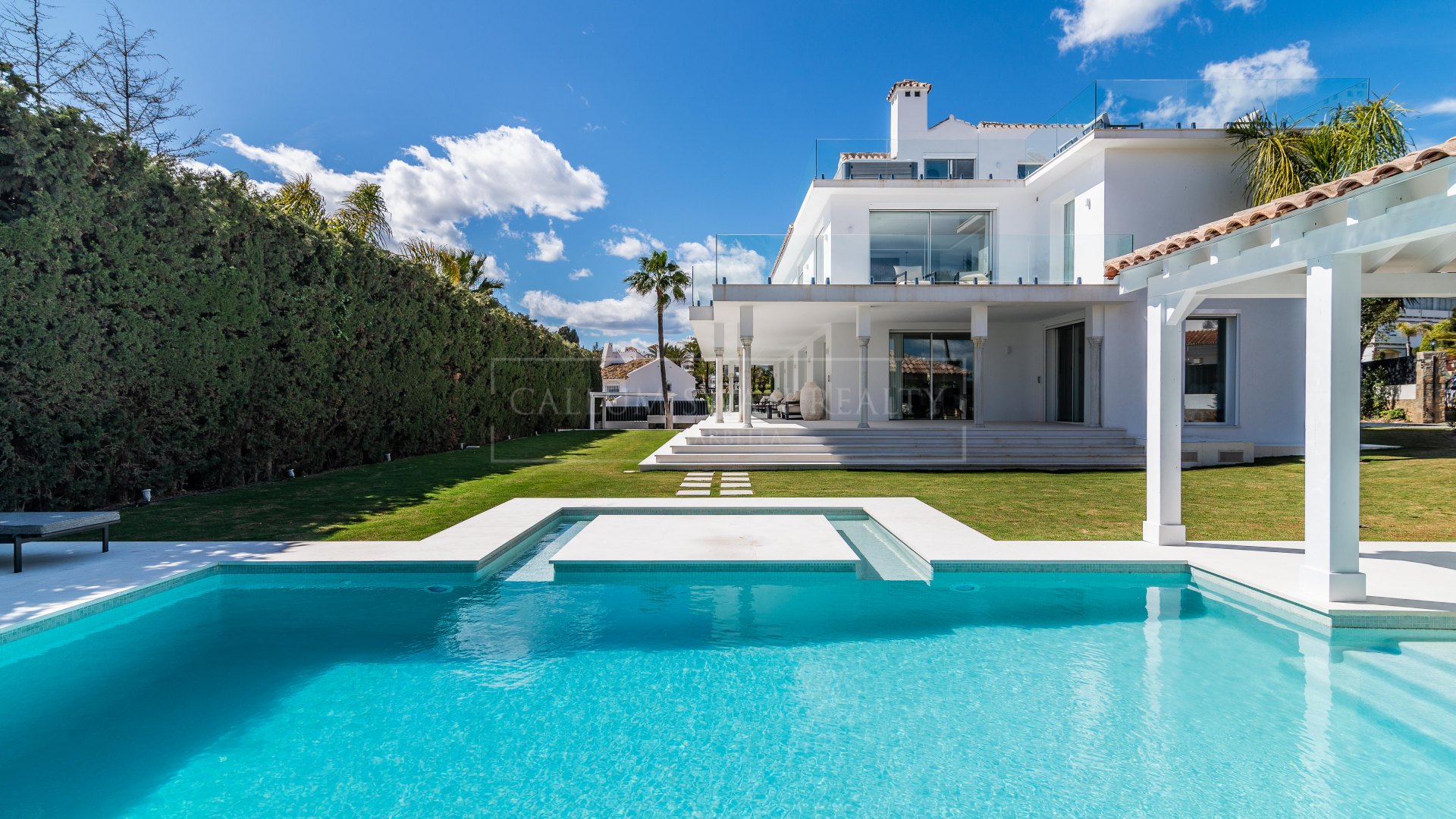 Villa sofisticada con vistas al mar, a poca distancia de Puerto Banús