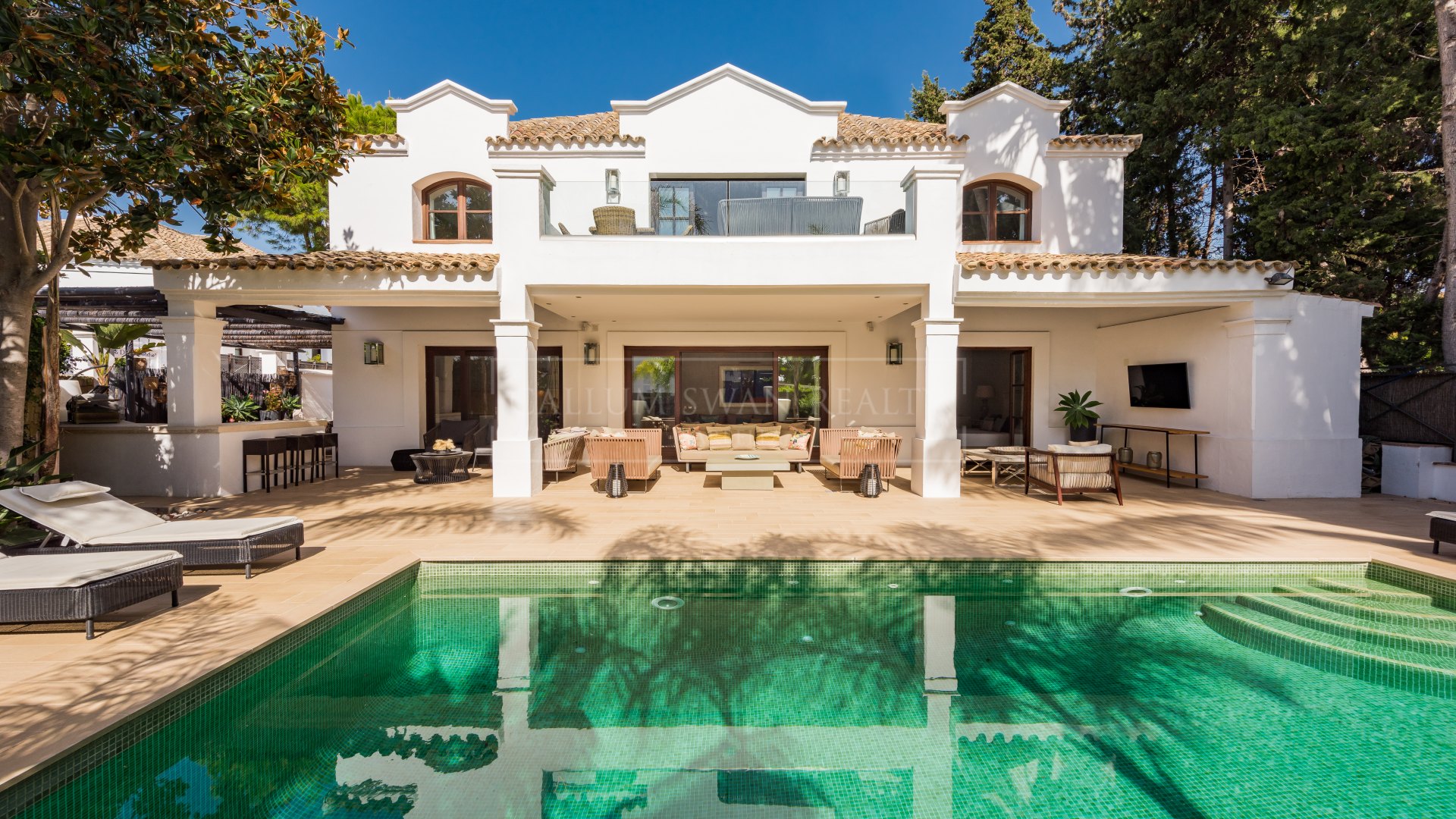 Villa de lujo lado playa recientemente construida en el Marbella Club