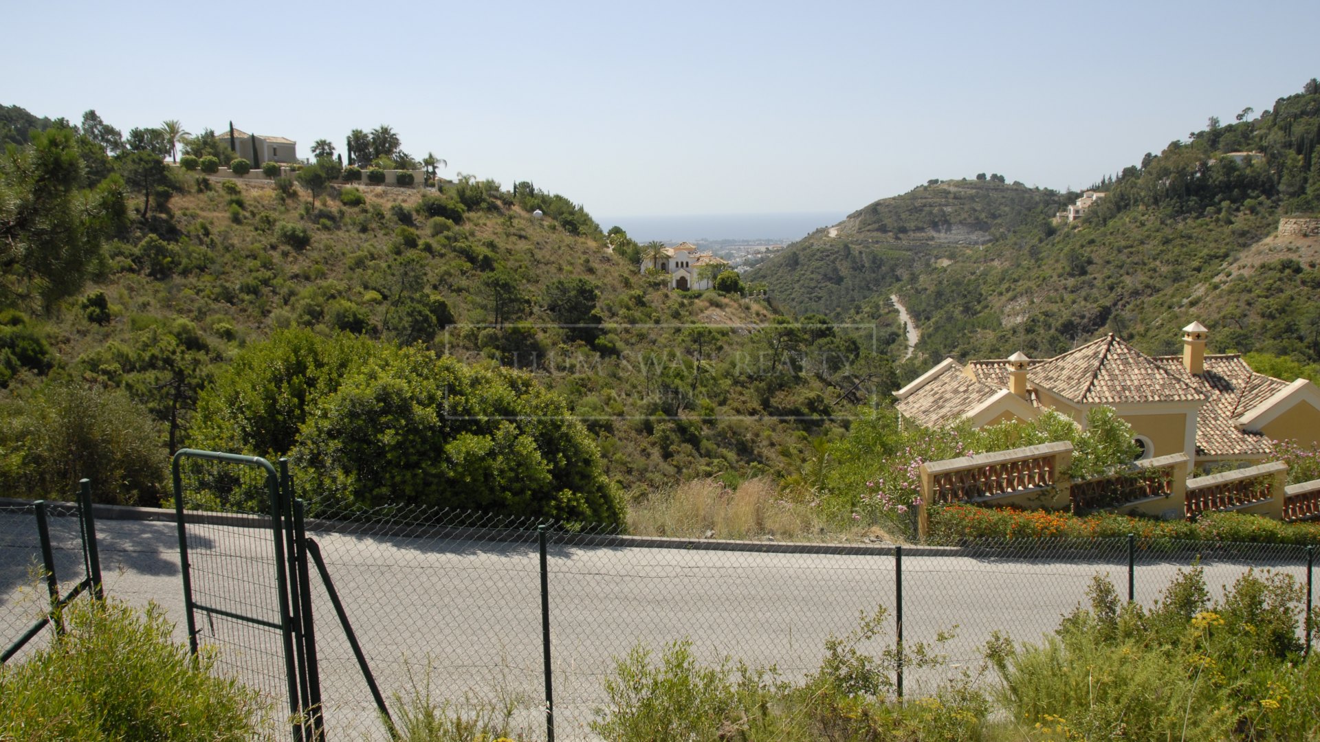 Large plot for sale in El Madroñal with projects for 2 villas