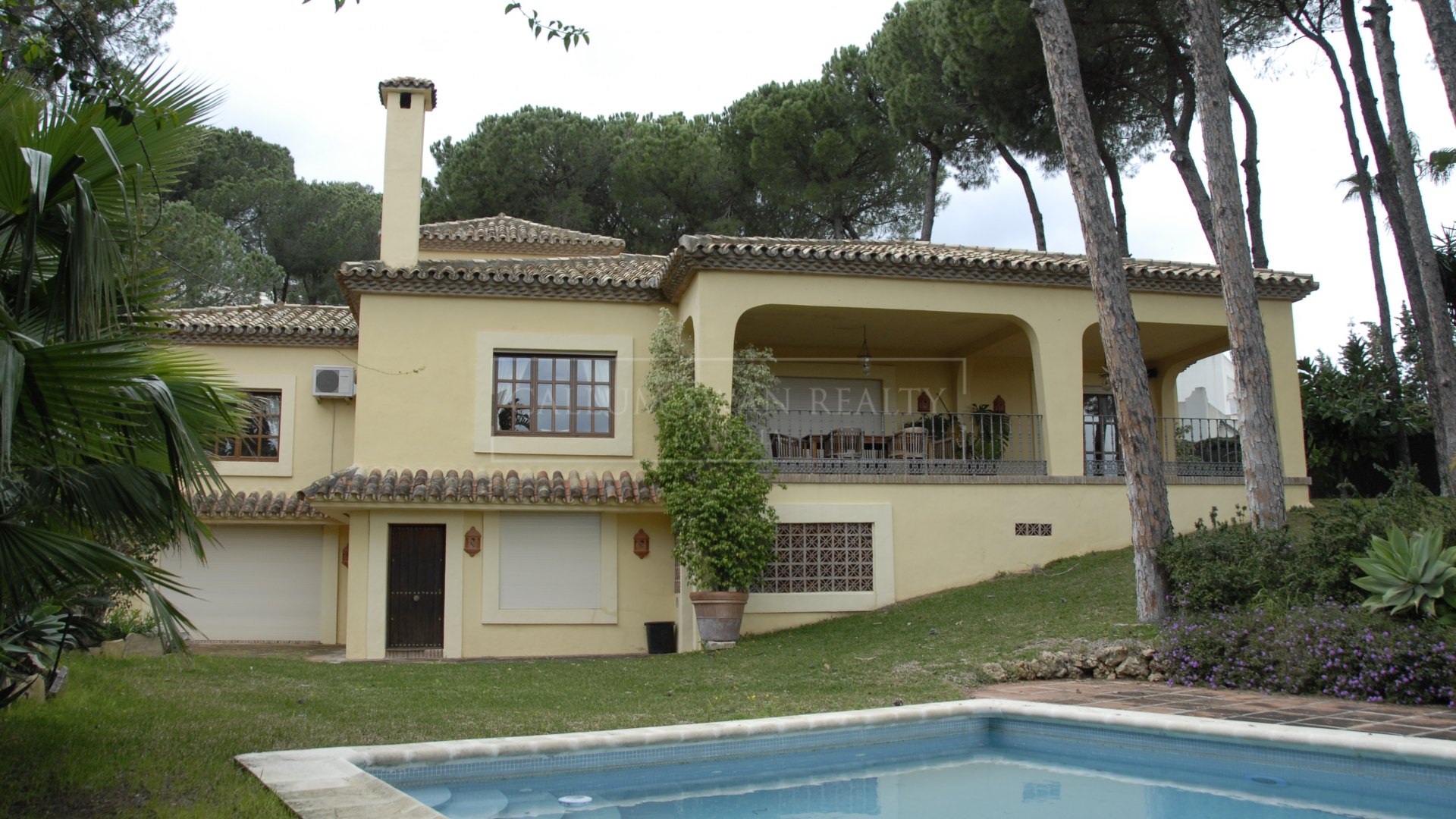 A charming rustic style villa with sea views for sale in Las Brisas