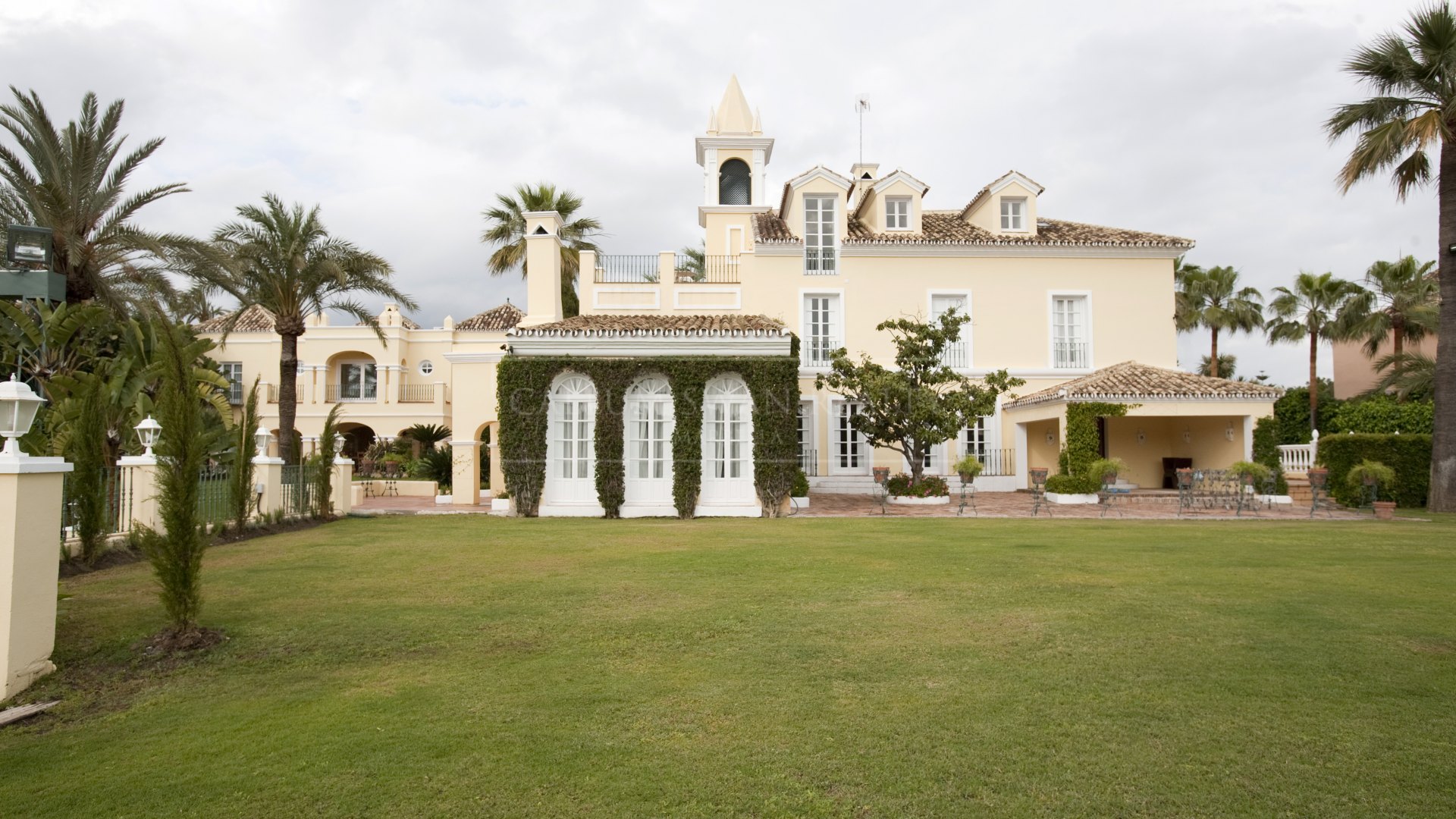 Villa for sale and rent in Aloha, Nueva Andalucia