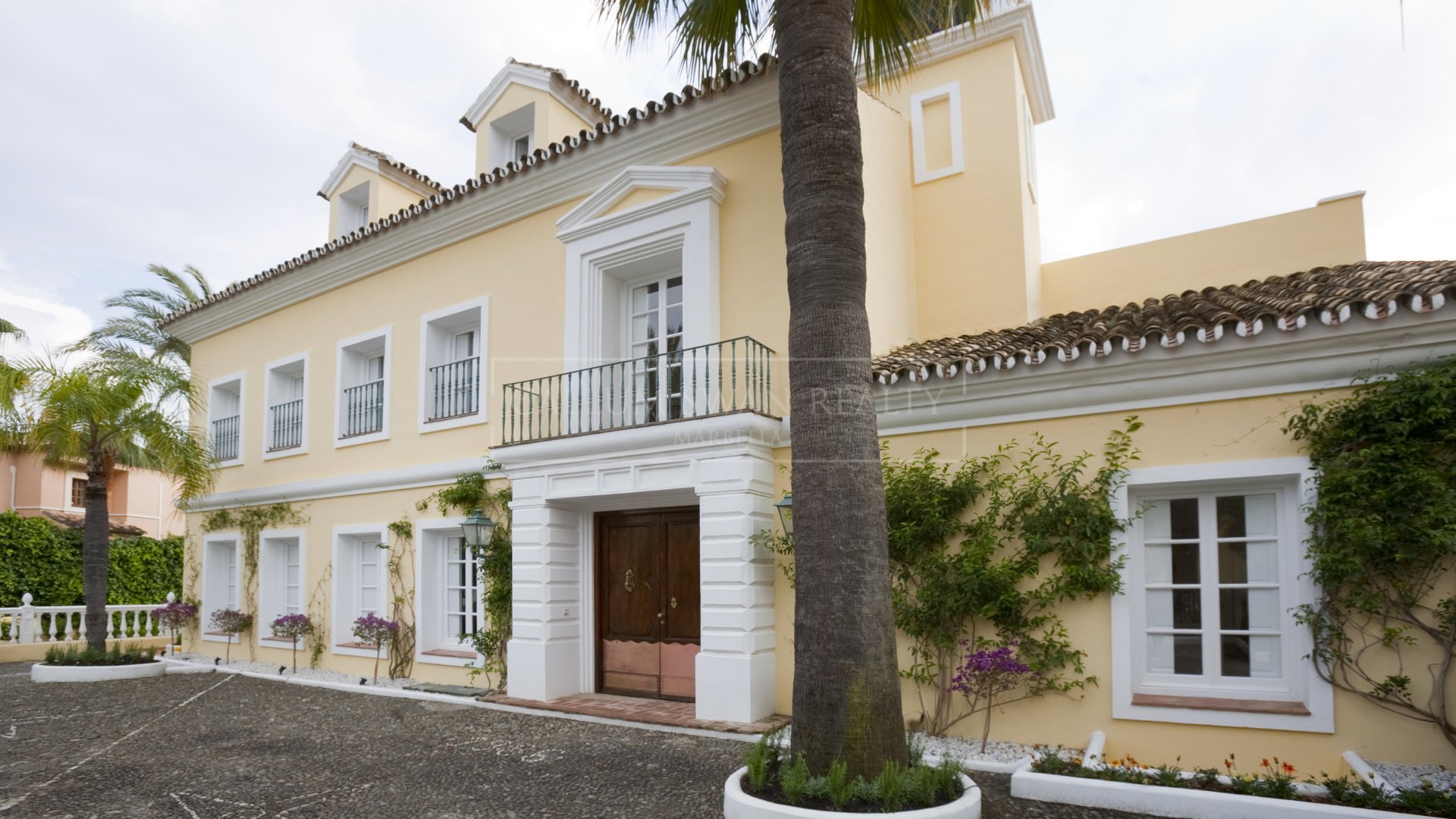 Villa en venta y alquiler en Aloha, Nueva Andalucia