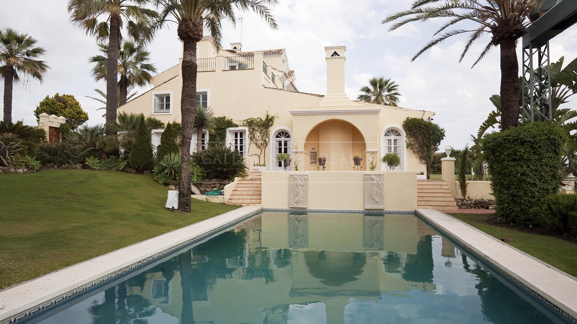 Villa en venta y alquiler en Aloha, Nueva Andalucia