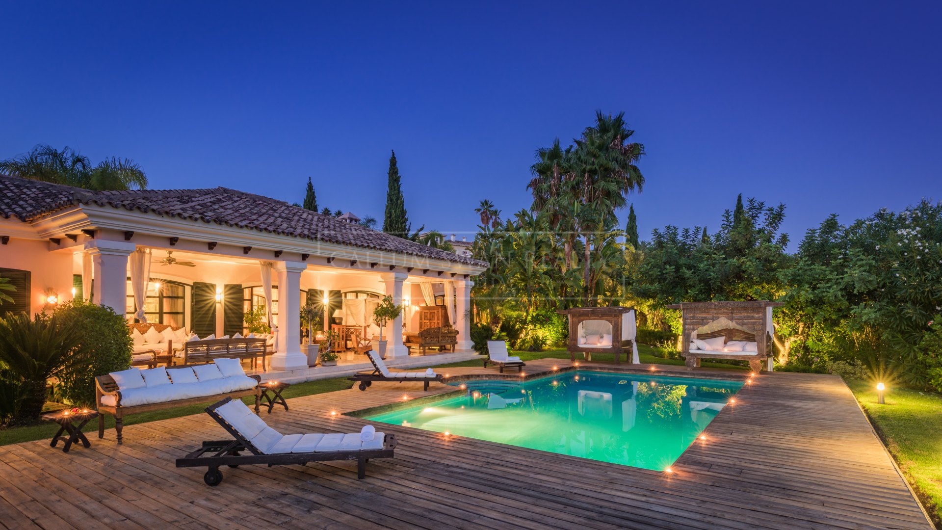 Espectacular villa de lujo con estilo Andaluz en una urbanización cerrada
