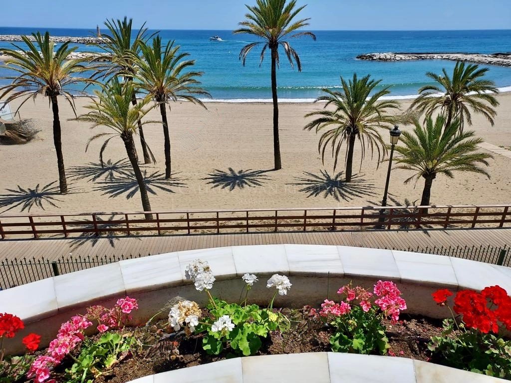 Luxury apartment located frontline to the beach in Puerto Banus