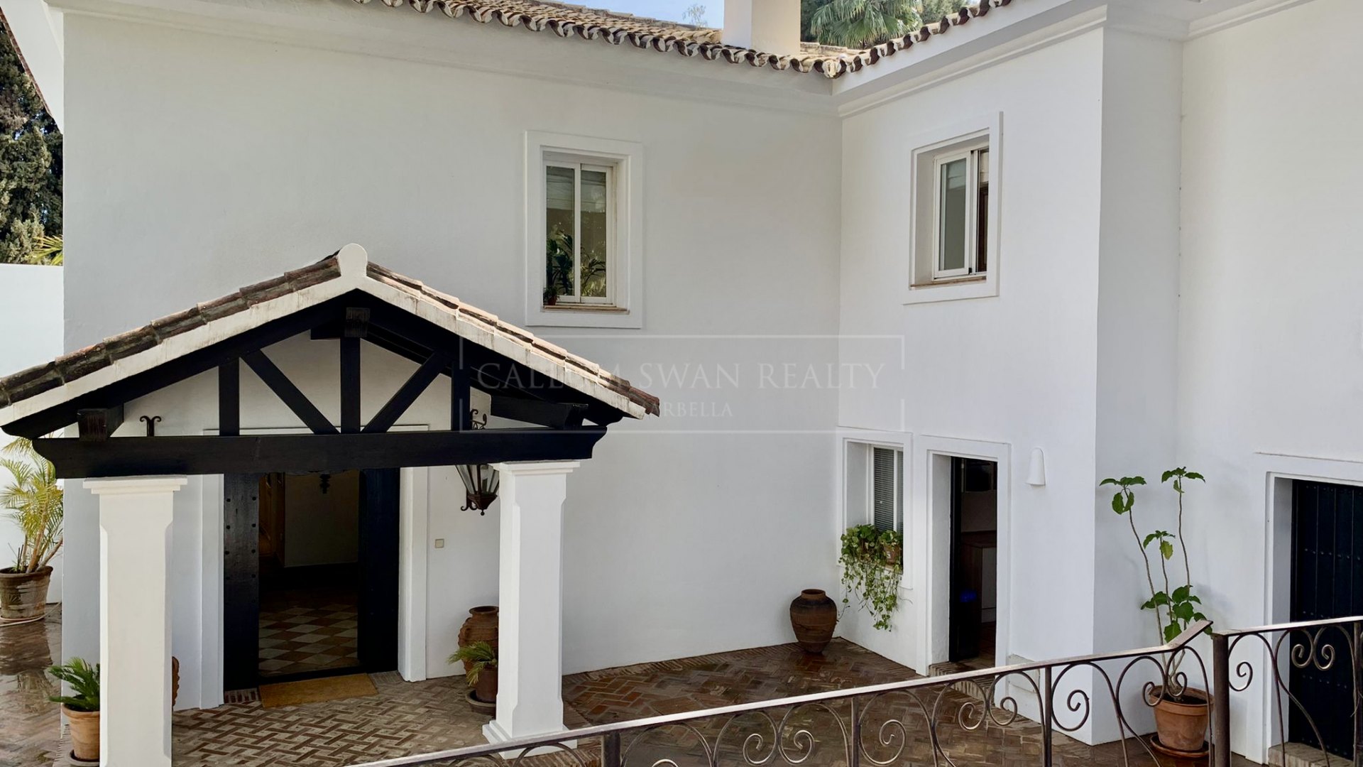 Beautiful family villa for sale on a large plot in Nagueles