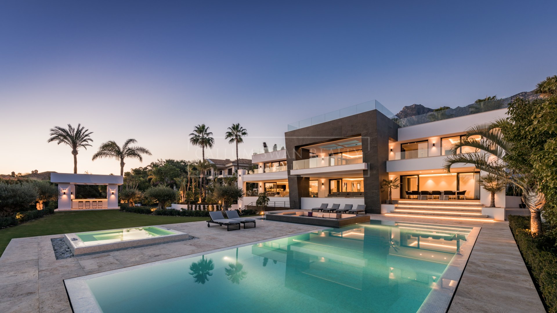Elegant modern luxury villa with breathtaking views in Sierra Blanca