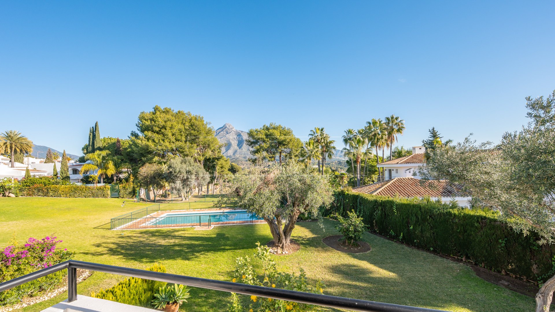 Town House for sale in Peñablanca, Nueva Andalucia