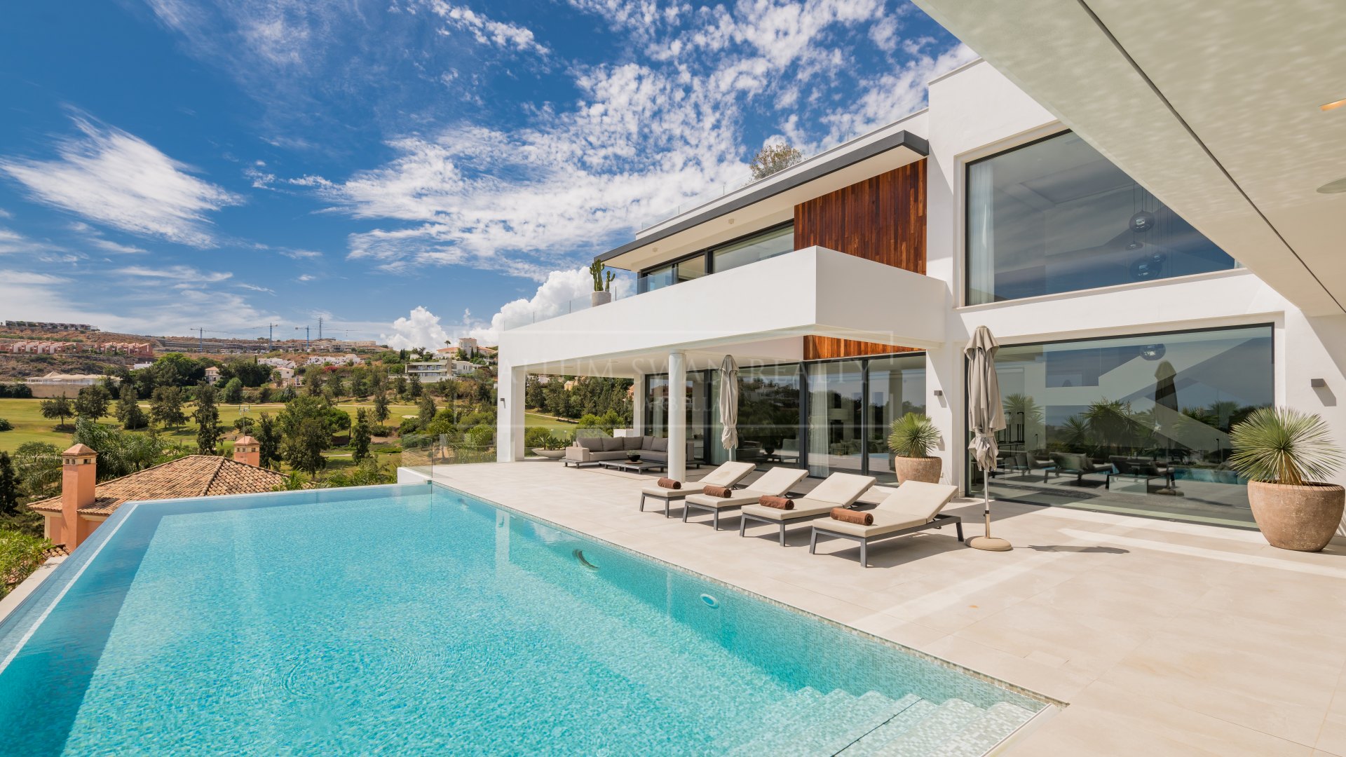 Contemporary villa with open views to the sea and golf course