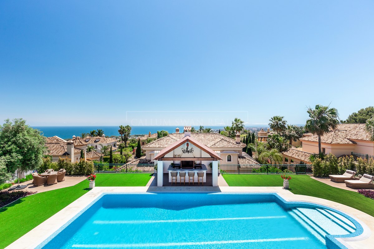 Villa de estilo clásico con vistas al mar en Sierra Blanca, Marbella