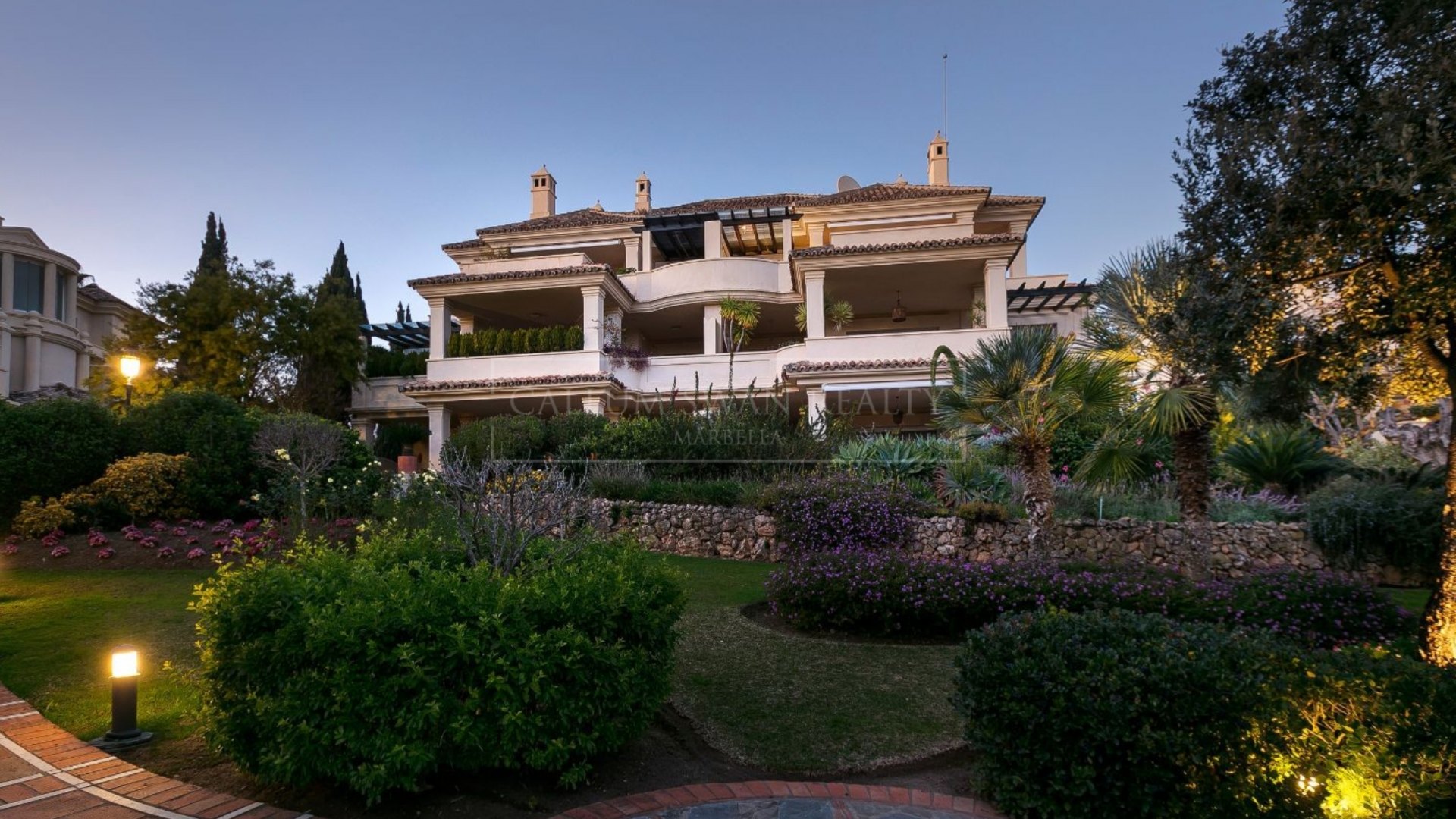 Penthouse for sale in Las Alamandas, Nueva Andalucia