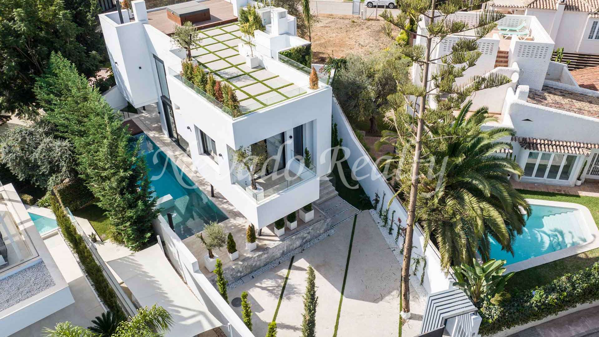 Beachside villa in Casablanca urbanization for sale, Marbella