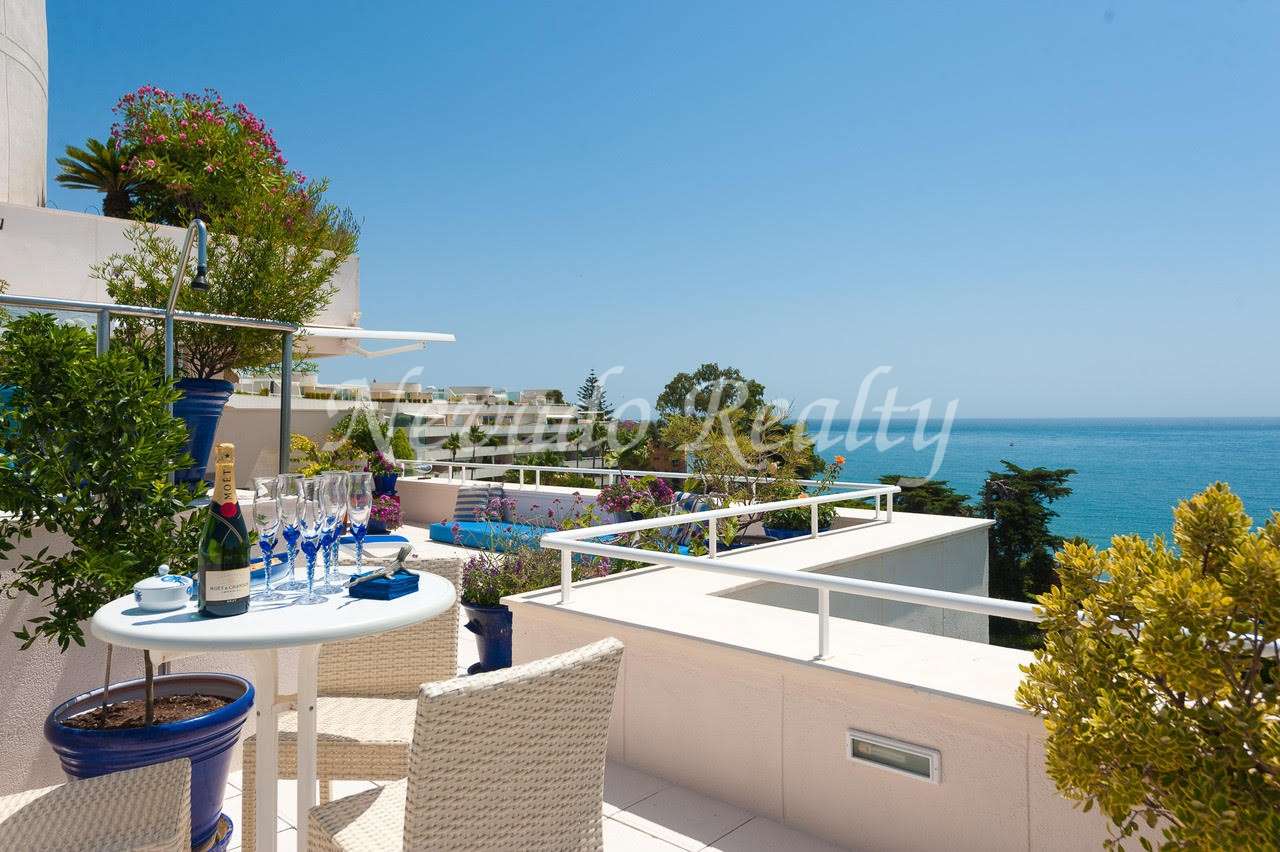 Penthouse à Estepona avec vue panoramique sur la mer et piscine privée à vendre