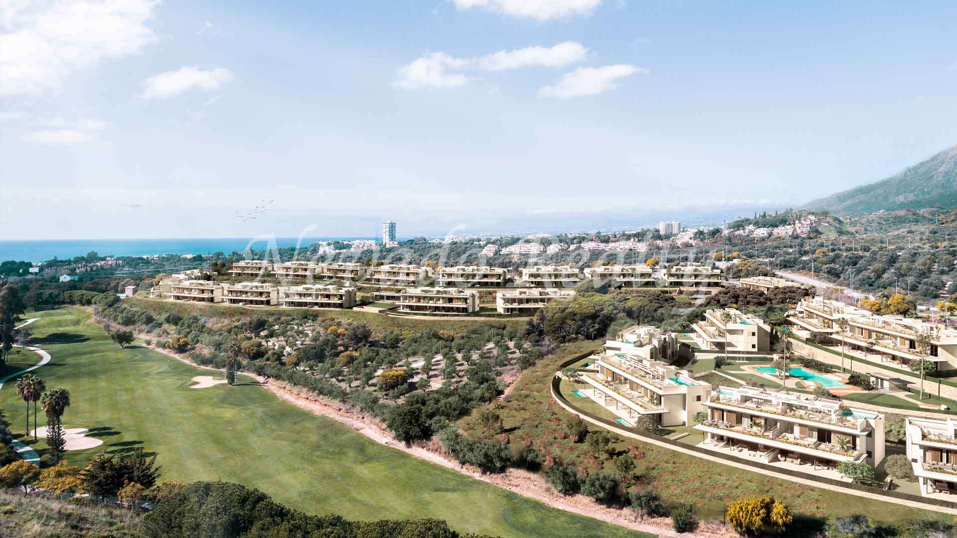 Apartamentos y áticos en urbanización en primera línea de golf en Marbella Este en venta.